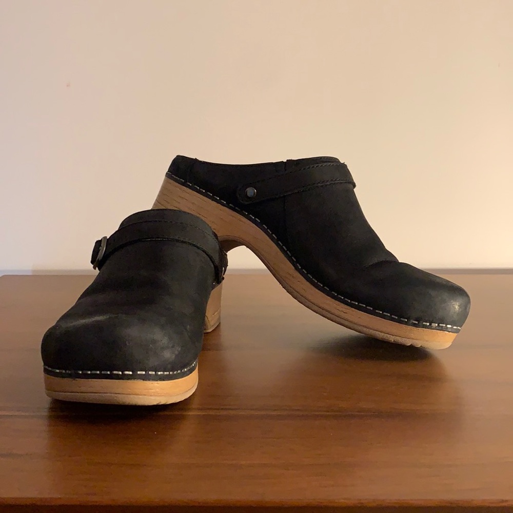 Dansko Berry Burnished Nubuck / Black / Size 38